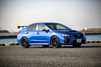 「スバルWRX S4 tS」には、テスト車の「WRブルーパール」に「クリスタルホワイトパール」「アイスシルバーメタリック」「クリスタルブラックシリカ」を加えた計4色のボディーカラーが用意される。