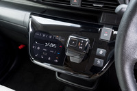 空調のコントローラーはタッチパネル式。センタークラスターのドライバー側には、電動パーキングブレーキやオートパーキング機能、ワンペダルドライブの操作スイッチが備わる。