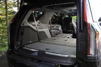 3列目シートは電動での格納・展開が可能で、畳んだ際には2065リッターの積載空間が得られる。また写真の通り、2列目シートも格納が可能だ。