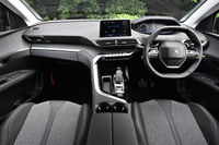 「アリュールLEDパッケージ」のインストゥルメントパネルまわり。インテリアでは、ステアリングホイールやフットペダルなど、各所のデザインが「GTライン」や「GT BlueHDi」と異なる。