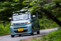 ワインディングロードで安定した走りを披露する「eKスペースG」。路面からのショックが十分に抑え込まれ、市街地と同様に良好な乗り心地を味わえた。