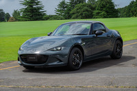 新色「ジンクグリーンメタリック」で塗装された「PS」。同色は一足先に「CX-30」に採用されているが、そちらも生産開始は2026年10月なので、市場に出るのは一緒のタイミングとなる。