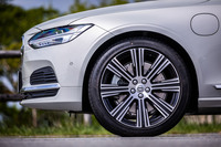 「V90リチャージプラグインハイブリッドT8」には20インチサイズのホイールが標準で装備される。今回の試乗車は「8マルチスポークダイヤモンドカット/ブラック」ホイールに、245/40R20サイズの「ピレリPゼロ」タイヤが組み合わされていた。