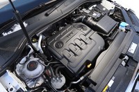 試乗した2台ともパワーユニットとして2リッターディーゼルターボエンジンを搭載するが、「ティグアンTDI 4MOTION Rライン」は最高出力150ps、最大トルク340Nmを発生するのに対し、「パサート オールトラックTDI 4MOTIONアドバンス」は同190ps、同400Nmと、スペックには差がつけられている。