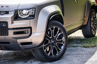 「ダイヤモンドターンド&グロスブラックコントラスト」仕上げの「22インチ“スタイル7026”」ホイールは、14万1000円の有償オプションアイテム。今回の試乗車は、これに275/50R22サイズの「ミシュラン・プライマシー オールシーズン」タイヤを組み合わせていた。