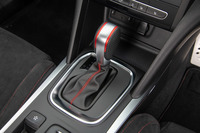 本国ではMT仕様もラインナップされる「メガーヌ ルノースポール」だが、今のところ、日本向けの設定はデュアルクラッチ式ATのEDC仕様のみ。「GT」のそれより1段ギア数の少ない、6段のユニットが搭載されている。