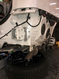 リアのクオーターパネルに施されたガゼット。これらの総合的な効果によって大きな箱型とは思えないほどのボディー剛性を実現している。