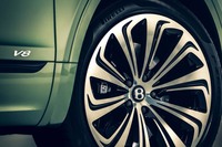 ベントレーがSUV「ベンテイガ」の改良版を発表 デザインを改め利便性も向上の画像