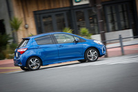 神奈川・横浜の市街地を走る「ヴィッツ ハイブリッド」。空力パーツのサイドスカートとリアルーフスポイラーも「Sportyパッケージ」の特徴となっている。