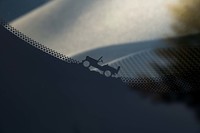 ウインドシールドの端にたたずむ“オールドジープ”。