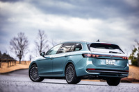 車両の基本構造には、従来の「MQB」の進化版である「MQB evo」を採用。今回の試乗車は、「マリポサイトグリーンメタリック」と呼ばれる外板色をまとっていた。これを含め新型「パサート」では全7色からボディーカラーを選択できる。