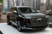 2026年7月に発表されたばかりの、アウディのフルサイズSUV「Q9」。
清水「最近は欧州車でも、グラフィック頼りのクルマが増えて……」
ほった「“顔が命”の清水さんでも、最近の欧州車はやっぱりNGなんですね」