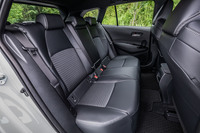 「カローラ ツーリング」のリアシートには60:40の分割可倒機構が標準装備される。後部に行くほど開口上部が低くなるデザインのため、乗り降りには少々注意が必要だ。