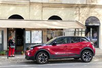 オペルの現行コンパクトSUV「モッカ」。2022年10月シエナにて。