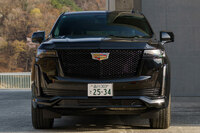 渕野「ボンネットが高い! フロントマスクがもう壁ですね」 
	ほった「この下には6.2リッターのブイハチが収まっているわけですからね。エンジンの写真を撮るとき、カメラマンさんがいつも難儀していますよ(笑)」