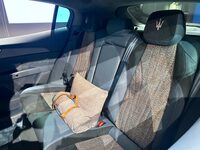 後席をのぞくと、ジョルジェッティのトラベルセット「タリーナ」が載っていた。