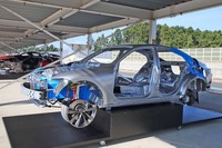 2020年の大幅改良実施時、説明用に展示された「IS」のベアシャシー。構造用接着剤やスポット溶接を見直すことで、重量を増加させることなく剛性を高めたという。ラジエーターサポートサイドやCピラーインナー(写真で青く塗られた部分)は、特に強化が図られたポイントとされている。