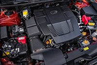 マイルドハイブリッドシステム「e-BOXER」(写真)と、2リッター水平対向4気筒直噴の純ガソリンエンジンをラインナップ。いずれにもFF車と4WD車が設定される。