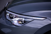 今回の試乗車に装備されていた、走行中の配光を自動的に制御するLEDマトリクスヘッドライト「IQ.LIGHT(アイキューライト)」は、テクノロジーパッケージ(23万1000円)に含まれるアイテム。