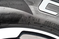 サイドウォールに刻まれた「M+S」と「スノーフレークマーク(スリーピーク)」。国際基準のシビアスノータイヤ要件を満たしている証しであり、日本の高速道路の冬用タイヤ規制下でも走行できる。