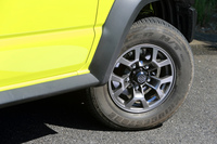 タイヤサイズは、従来モデルよりやや細く、かつ“肉厚”な195/80R15。開発者いわく、このサイズ設定については「アフリカで実際に使用されている現場を視察して、80偏平にしようと決めた」とのこと。