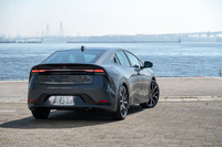 新型「プリウス」のPHEVのハイブリッド燃料消費率は、WLTCモード計測で26.0km/リッター。30.3km/リッターだった従来型と比べると、ちょっと寂しい数字だ。プリウスにはやはり、燃費も頑張ってほしい。