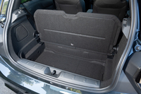 フロアボードの下にもこんなに広い収納スペースがある。