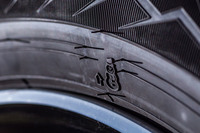 グッドイヤーのスタッドレスタイヤでは、プラットホーム(タイヤの使用限度である残り溝を確認するポイント)の位置を指し示すのに、矢印に加えて雪だるまマークが使用されている。