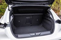 「308アリュール」の荷室容量は412リッター。後席の背もたれを前方に倒すことで1323リッターにまで拡大できるが、床面に段差が残り完全にフラットにはならない。