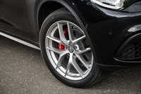 「ファーストエディション」の特徴である20インチアルミホイールと255/45R20サイズのタイヤ。間もなく導入されるカタログモデルのタイヤサイズは、ベースグレードと「ラグジュアリーパッケージ」が235/60R18、「スポーツパッケージ」が235/55R19となっている。