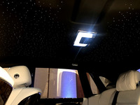 現行のロールス・ロイス車に用意されている、LED照明による「スターライトヘッドライナー」は、プロジェクター的な窓を持つ未来のクルマの、プリミティブな姿かもしれない。