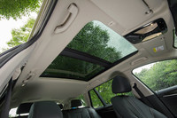 オプションで用意される電動ガラスサンルーフ。装着すると車両重量が+40kgとなる。