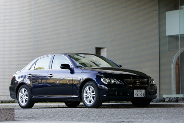 【スペック】300G プレミアム:全長×全幅×全高=4730×1775×1435mm/ホイールベース=2850mm/車重=/駆動方式=FR/3リッターV6DOHC24バルブ(256ps/6200rpm、32.0kgm/3600rpm)/価格=354万9000円(テスト車=448万350円/225/45R18 91Wタイヤ&前後16インチスポーツブレーキ=8万5050円/レーダークルーズコントロール(ブレーキ制御付き)=10万800円/本革シート表皮(シートヒーター付き)=19万4250円/スーパーライブサウンドシステム(G-BOOK対応ボイスナビゲーション付きワイドマルチAVステーション)+インテリジェントパーキングアシスト+ETCユニット=51万9750円/ボディーカラー(ホワイトパールクリスタルシャイン)=3万1500円)