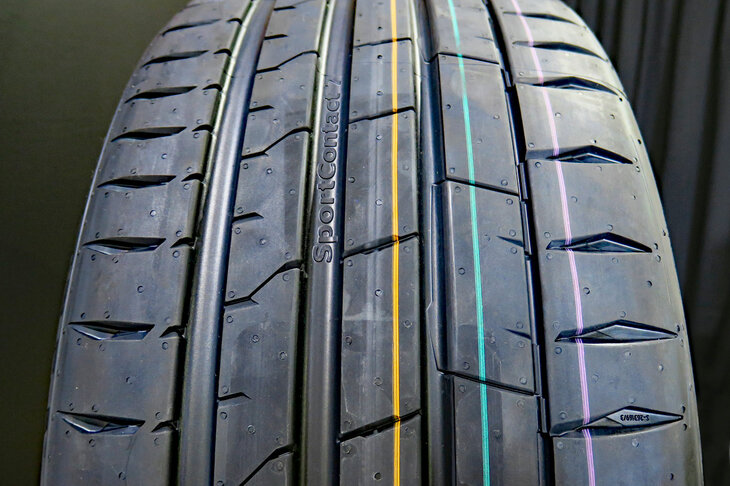 ゴムにより粒子の小さなカーボンブラックを使うことで、グリップ性能を向上。排水性を高めたり、コーナリング時のグリップ力を高めるため、接地面形状の最適化も図っている。