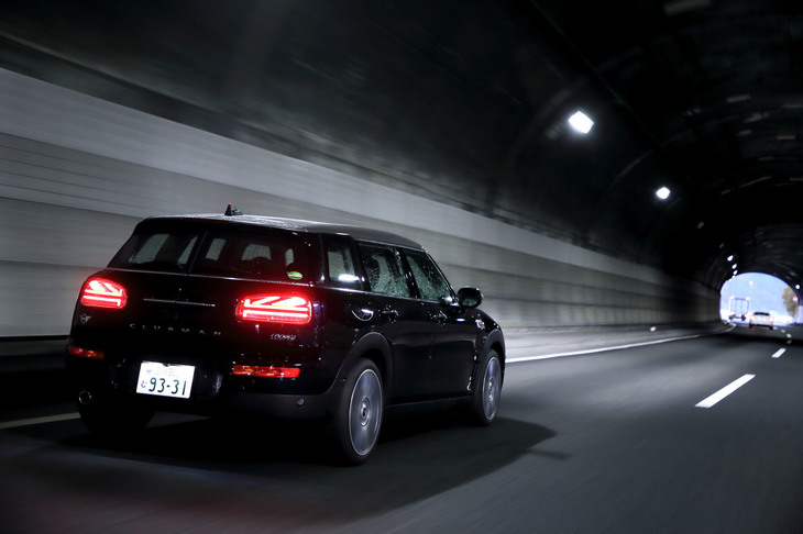 中央自動車道を東京から河口湖へと向かう「MINIクーパー クラブマン」。高速走行では、大きめのロードノイズがやや気になった。