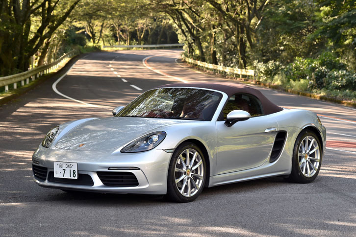 ポルシェ718ボクスター
	ボディーサイズ:全長×全幅×全高=4379×1801×1281mm/ホイールベース:2475mm/車重:1335kg/駆動方式:MR/エンジン:2リッター水平対向4 DOHC 16バルブ ターボ/トランスミッション:6段MT/最高出力:300ps(220kW)/6500rpm/最大トルク:38.8kgm(380Nm)/1950-4500rpm/タイヤ:(前)235/40ZR19 92Y (後)265/40ZR19 98Y/価格:658万円