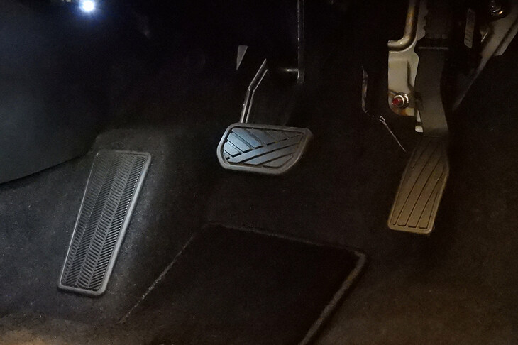 スズキeビターラZ(アクセル/ブレーキペダル)