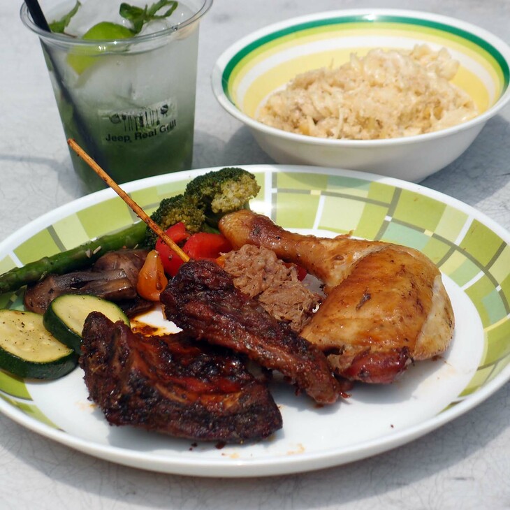 「マカロニ&チーズ」やハーブドリンクも合わせた、アメリカンBBQ全景。そのうまさたるや、さすが、手間と時間をかけてつくられただけのことはある。