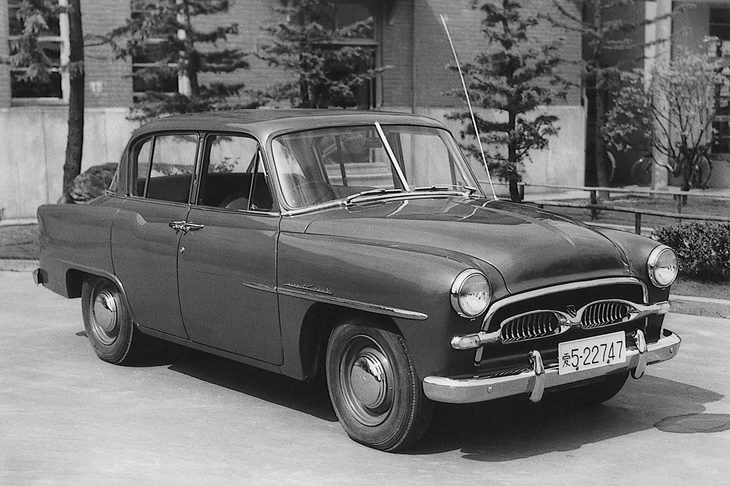日本の乗用車として初めてATが採用された初代「トヨペット・クラウン」。トヨタでは1959年に商用車の「マスターライン」に2段セミATのトヨグライドを採用。翌年にクラウンにも導入した。