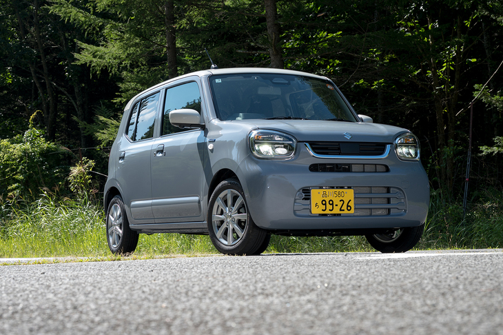 「スズキ・アルト」のマイナーチェンジモデルが発売されたのは2025年7月22日のこと。デザインのリフレッシュや先進運転支援システムの強化などが図られている。