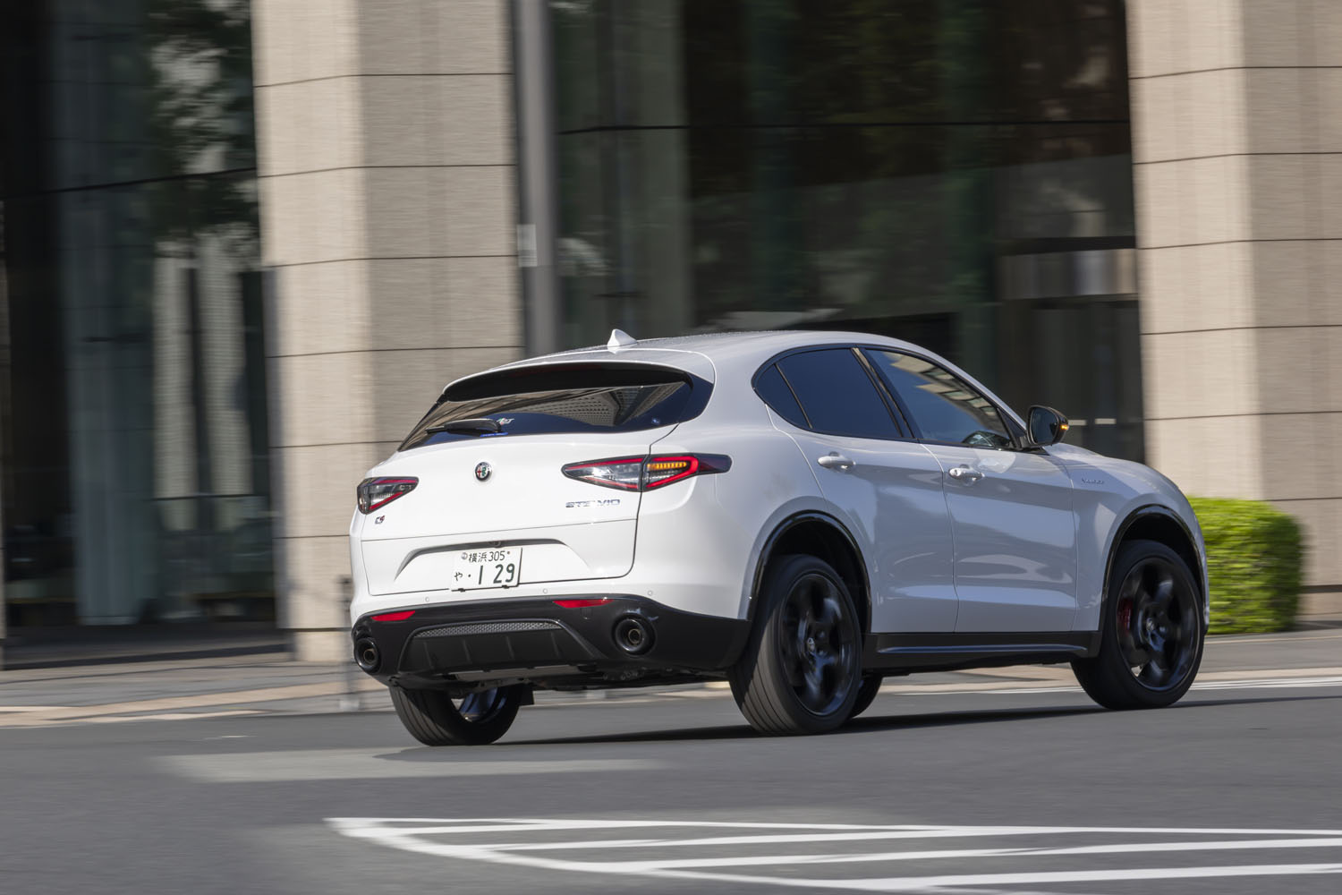 市街地を駆け抜ける「ステルヴィオ」。同モデルにはカーナビを含むインフォテインメントシステムのほか、現代の先進運転支援システムがフル装備されている。