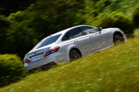 ボディーサイズは先代からほぼ変わらないが、クーペを思わせるルーフラインは、新型ならではの特徴といえる。