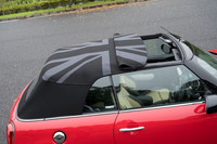 ソフトトップは前方のみをスライドさせることも可能。サンルーフのように気軽にオープンエアを楽しめる。