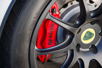 ブレーキはAPレーシング製。前後ともに、4ポッドアルミ合金製キャリパーとφ332mmのベンチレーテッド2ピースブレーキディスクの組み合わせとなっている。