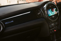 インテリアは、専用のサーフェスステッカーやフロアマットなどでコーディネートされている。