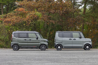 今回の試乗車のボディーカラーはどちらもはやりのカーキ系のツートン。「スペーシア ギア」は6万0500円のオプションで「N-BOXジョイ」は無償色だが、ジョイの場合はより安価なモノトーン仕様を選ぶとボディーカラーが黒か白にかぎられてしまう。