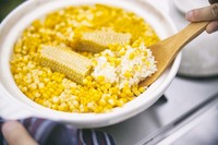 花嶋さんもおすすめのトウモロコシご飯は、ふっくらとした食感とまろやかな甘みが絶品。土鍋で炊くと、おこげの香ばしさも楽しめる。