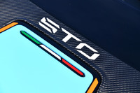 【ランボルギーニ・ウラカンSTO】
	ボディーサイズ:全長×全幅×全高=4547×1945×1220mm/ホイールベース:2620mm/車重:1339kg(乾燥重量)/駆動方式:MR/エンジン:5.2リッターV10 DOHC 40バルブ/トランスミッション:7段AT/最高出力:640PS(470kW)/8000rpm/最大トルク:565N・m(57.6kgf・m)/6500rpm/タイヤ:(前)245/30R20/(後)305/30R20(ブリヂストン・ポテンザ スポーツ)/燃費:13.9リッター/100km(約7.2km/リッター 欧州複合モード)/価格:4125万円/テスト車=5778万1460円
	
	【取材時の燃費データ】
	テスト距離:282.8km(市街地2:高速道路6:山岳路2)/使用燃料:63.7リッター(ハイオクガソリン)/参考燃費:4.4km/リッター(満タン法)/5.8km/リッター(車載燃費計計測値)