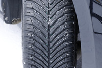 「クロスクライメート3スポーツ」のトレッドパターン。「Vシェイプトレッドパターン」に「センターグルーブ」を採用し、ウエットブレーキ性能を向上。トレッドブロックのピッチ数を増やし、接地面内のブロックエッジを増加させることにより、スノーブレーキ性能も向上させている。