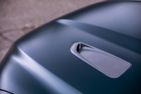 フロントフードには、「SVR」専用となるボンネットベントが追加されている。走行中は、フロントバンパーから取り入れた空気を効率的に排出。フロントの揚力を低減する役割も担っているという。